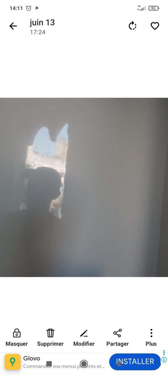 Photo à contre-jour très sombre devant une fenêtre