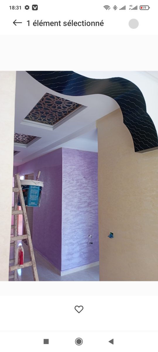 Pièce à plafond ondulé et murs en enduit décoratif violet et beige