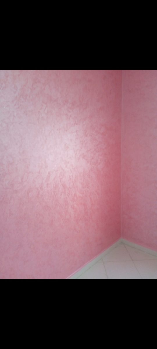 Mur d'angle en peinture décorative effet éponge rose