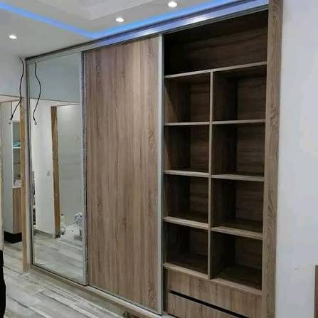 Placard coulissant miroir et bois avec bibliothèque à casiers