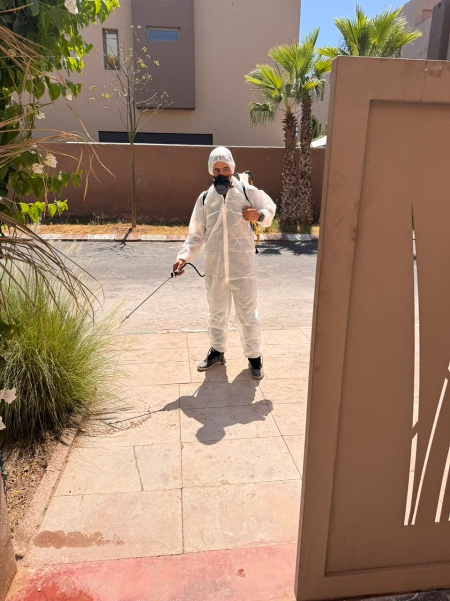 Technicien de désinsectisation en tenue de protection