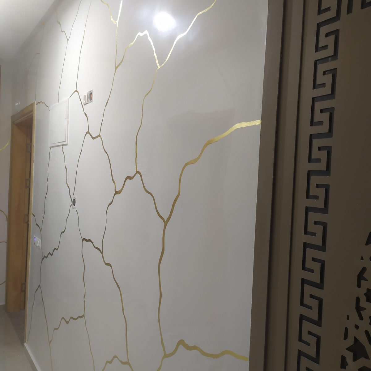 Couloir en peinture décorative effet marbre veiné d'or