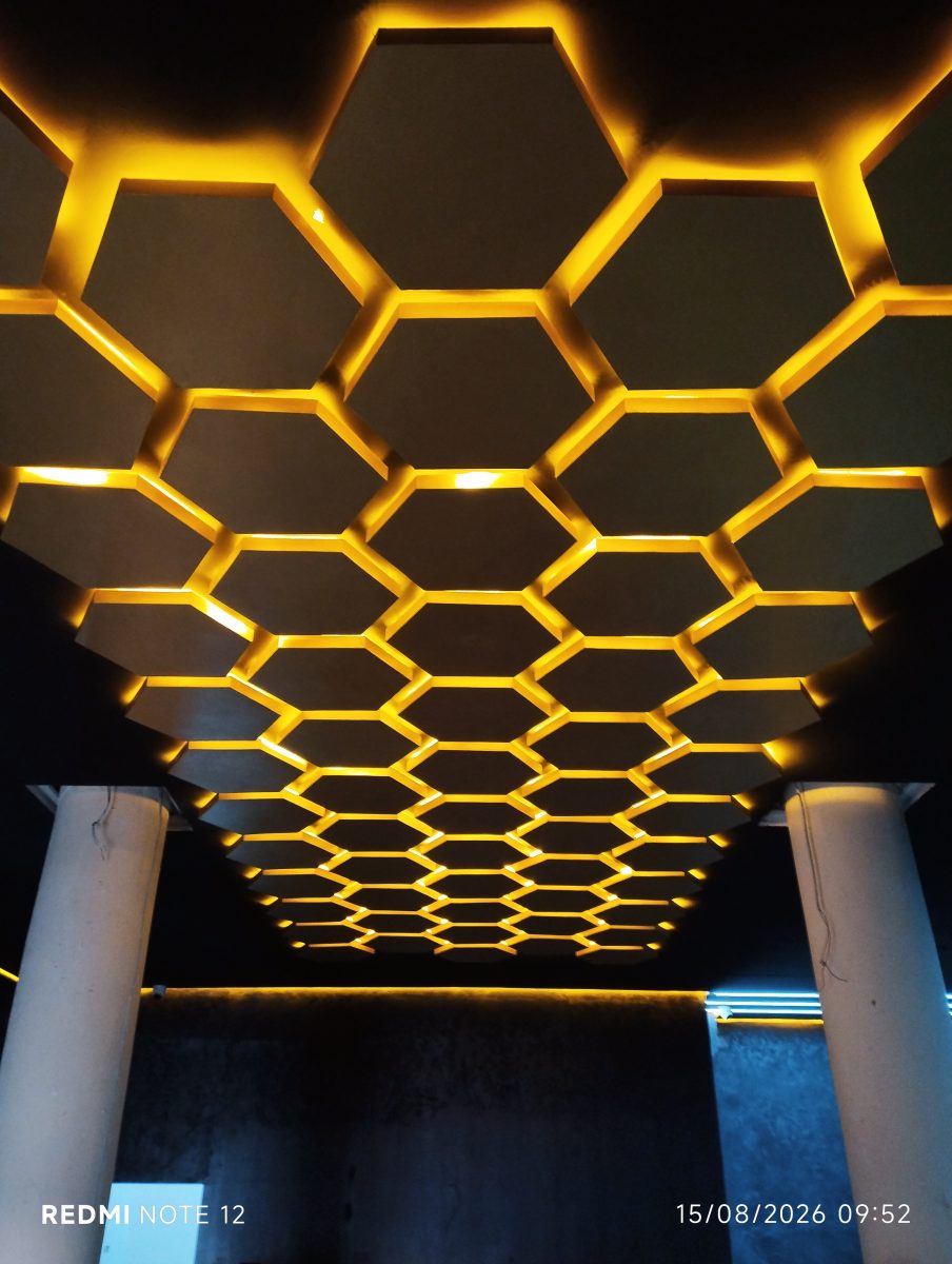 Plafond à structure alvéolaire hexagonale rétroéclairée LED jaune
