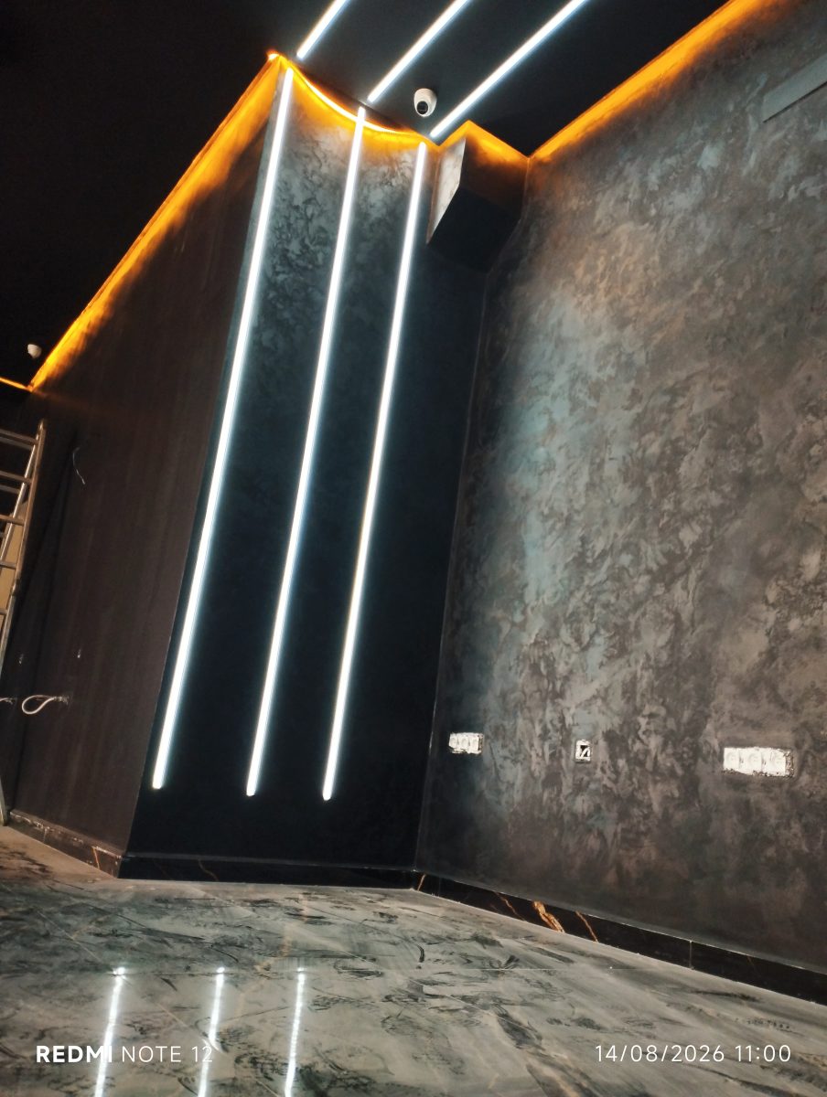 Mur en tadelakt gris métallisé à lignes lumineuses LED