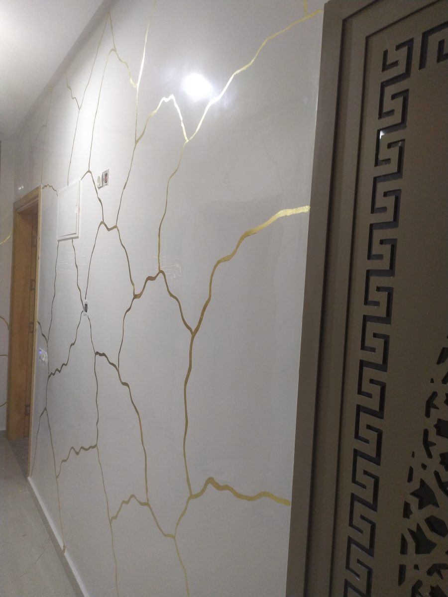Mur en peinture décorative effet marbre blanc veiné d'or