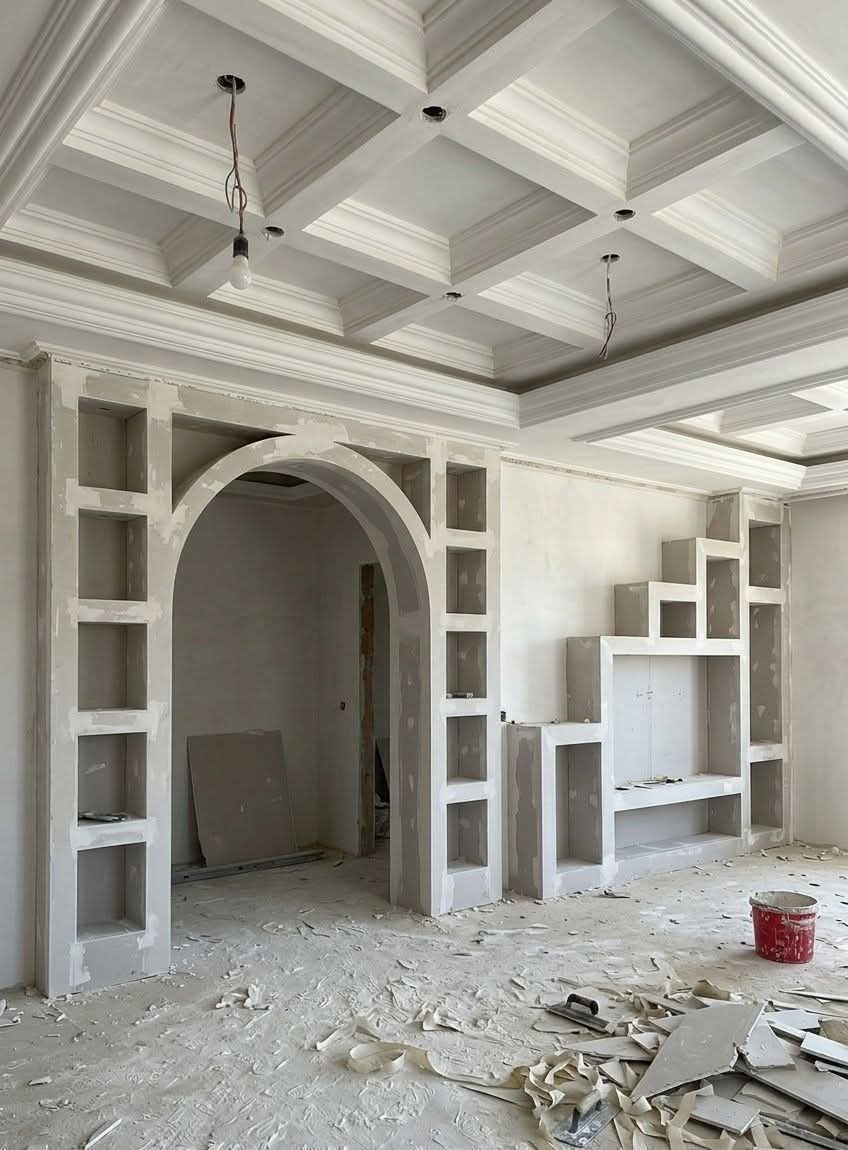 Plafond à caissons en plâtre, arche et niches en plaques, en cours