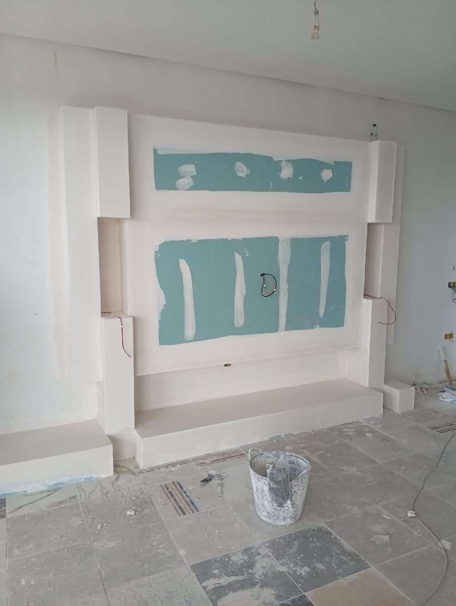 Meuble mural TV en plaques de plâtre à niches, en cours