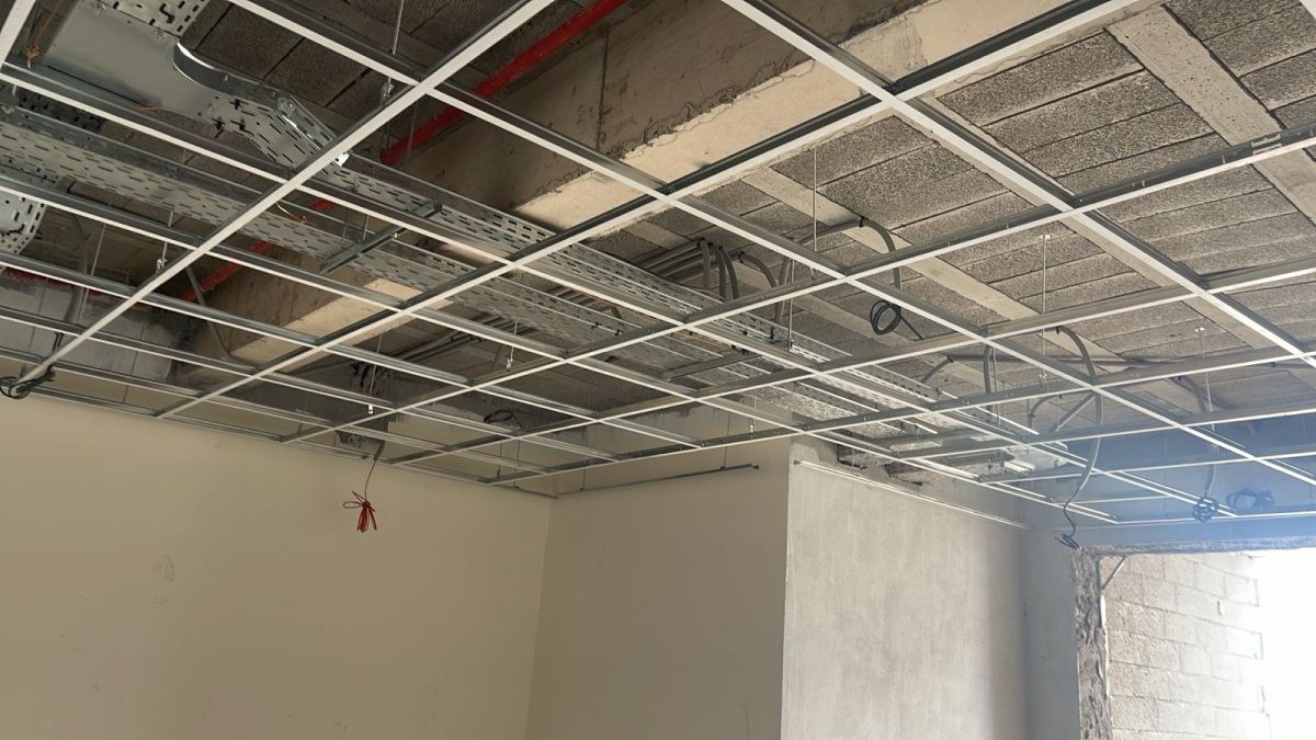 Faux plafond à ossature métallique en cours de montage