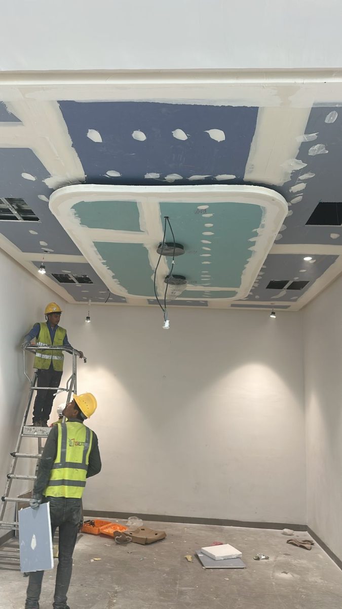 Faux plafond en plaques de plâtre à caisson central, en cours