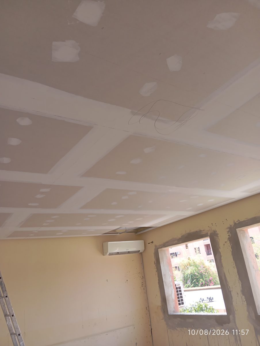 Plafond en plaques de plâtre à caissons, joints en cours d'enduit