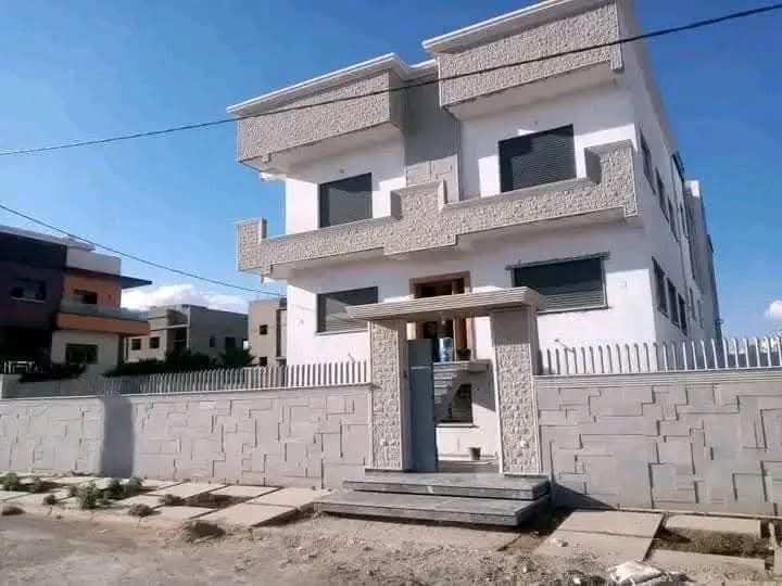 Façade de villa en parement pierre reconstituée avec corniches