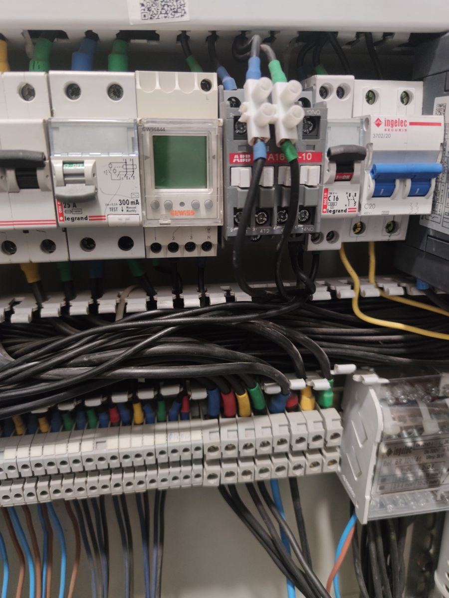 Tableau électrique densement câble à differentiel et disjoncteurs