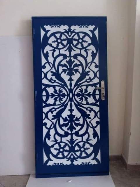 Porte métallique bleue à décor arabesque découpé au laser
