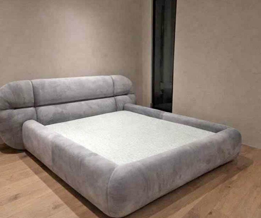 Lit double capitonné bouclé gris à contour arrondi