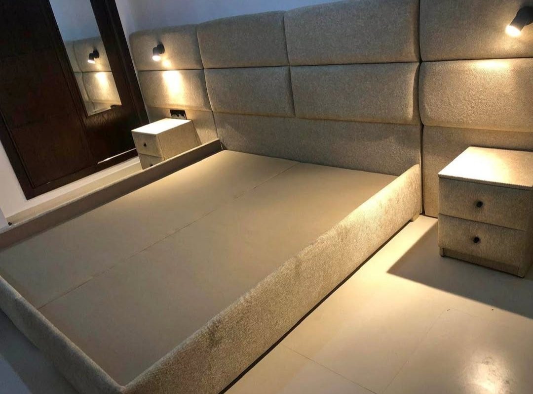 Lit à grande tête capitonnée beige avec chevets assortis