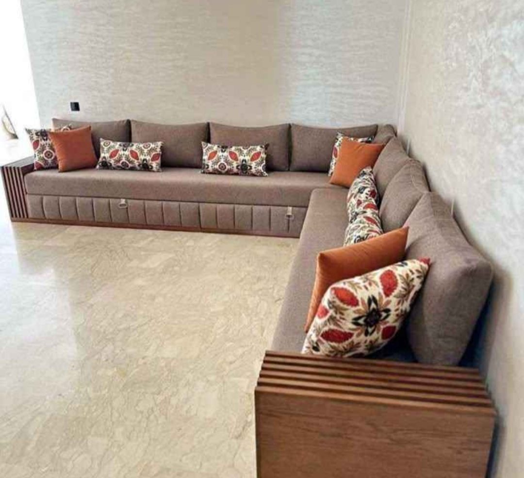 Grand sedari d'angle tapissé gris-taupe à accoudoirs bois