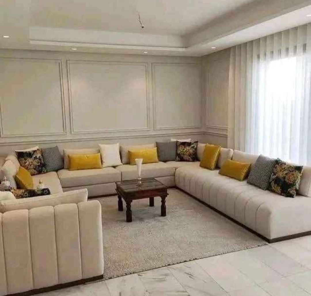 Salon marocain en U tapissé crème avec coussins jaunes