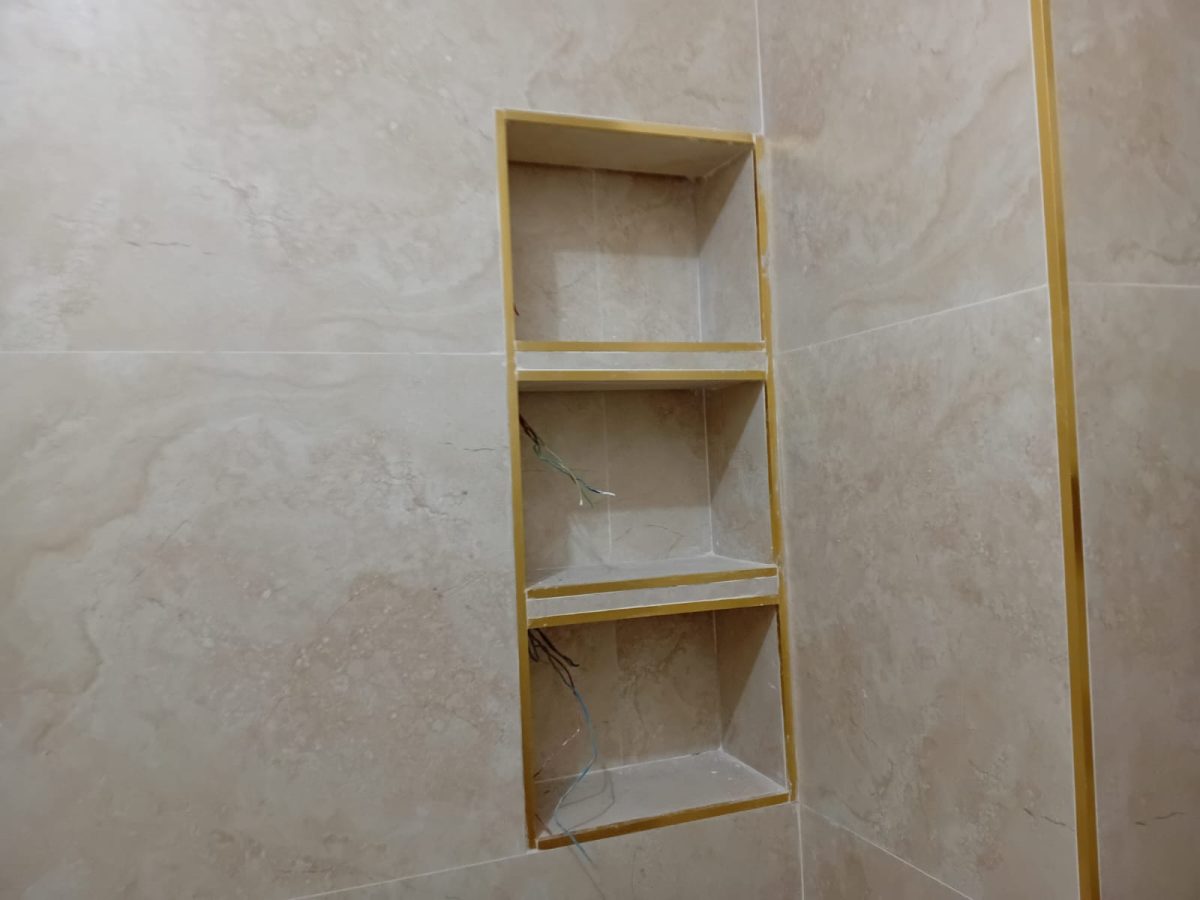 Niche de douche à trois cases en grès effet travertin beige