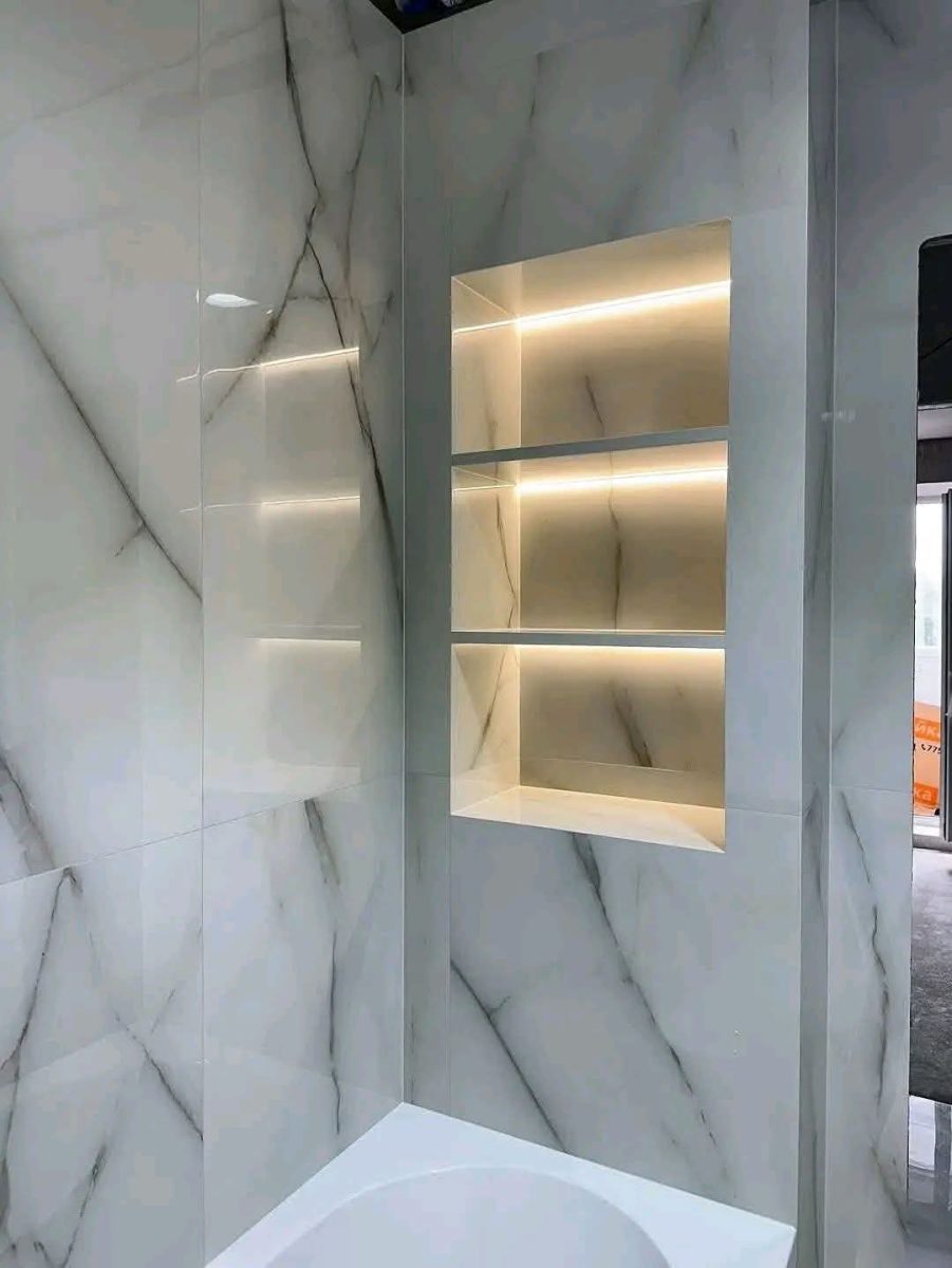 Niche de douche en grès effet marbre blanc rétroéclairée LED