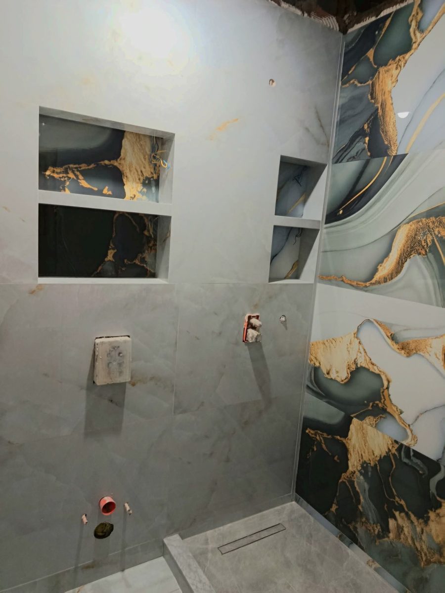 Douche en grès effet marbre gris et pan effet onyx bleu-doré