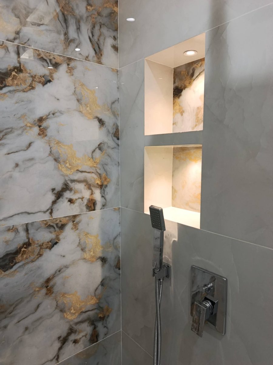 Douche en grès effet marbre gris et blanc veiné d'or avec niche