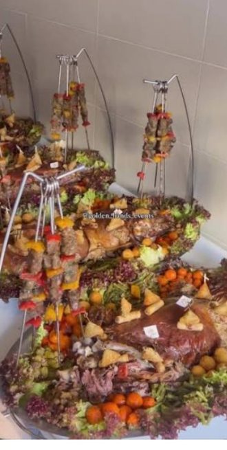 Buffet de méchoui à brochettes suspendues sur portiques inox