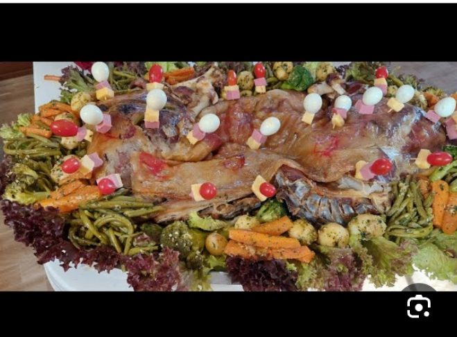 Méchoui garni de dés de fromage et légumes vapeur