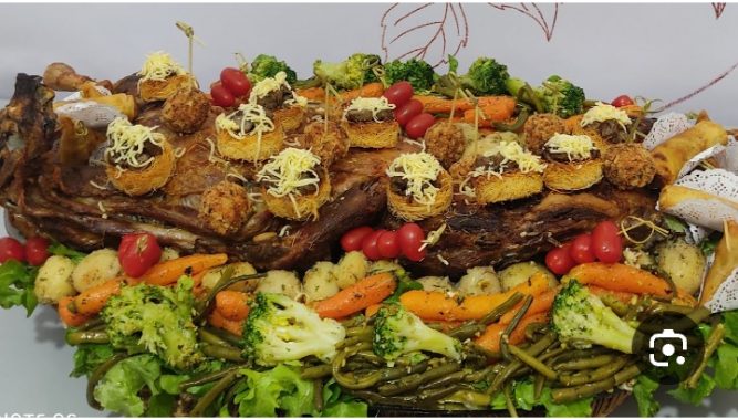 Méchoui garni de bouchées et légumes vapeur