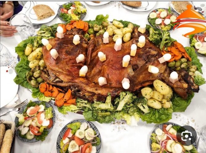 Grand plat de méchoui garni et salades composées