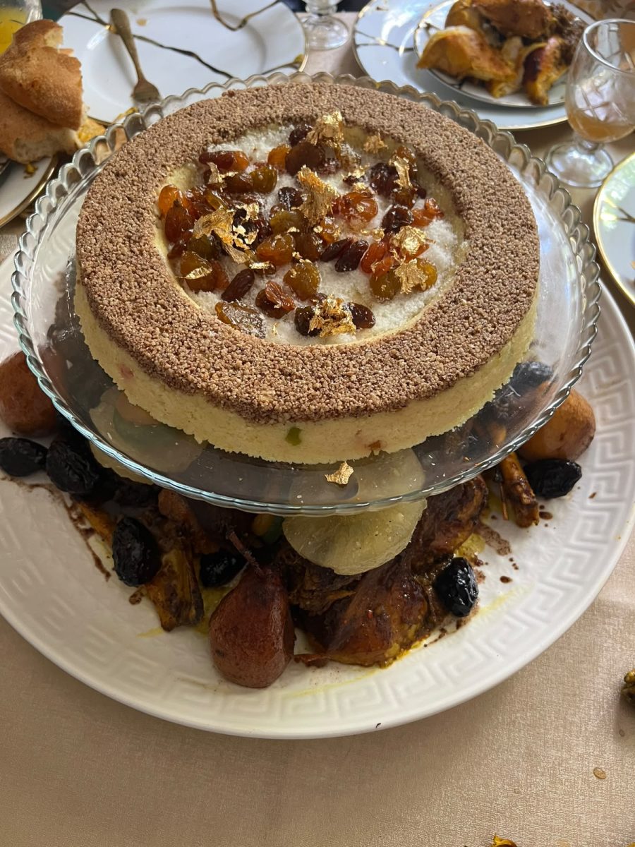Seffa sucrée en dôme sur un plat de poulet