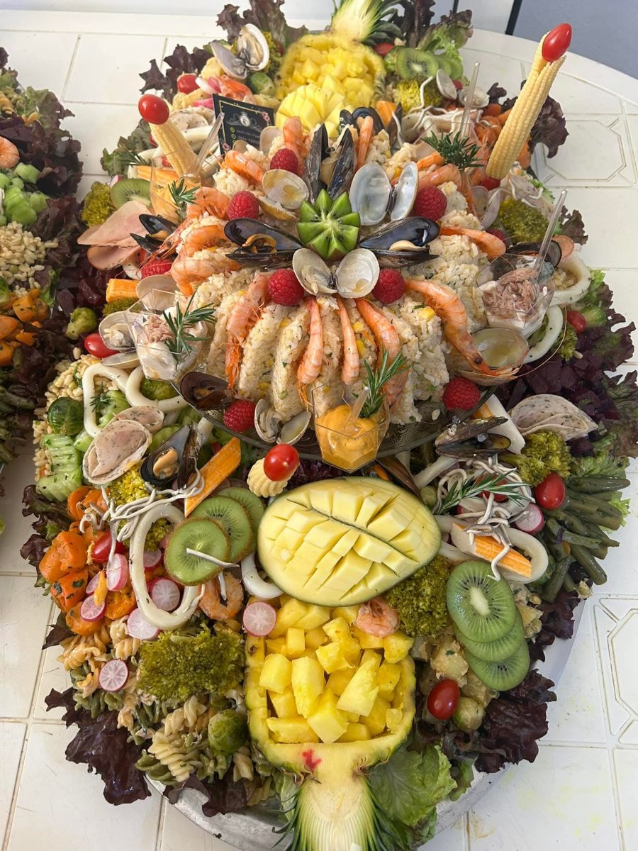 Plat de riz et fruits de mer dressé en dôme