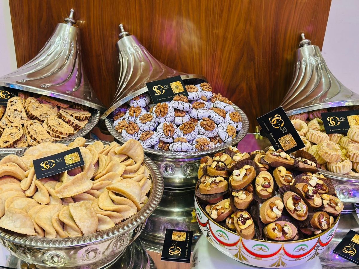 Buffet de pâtisseries marocaines dans des plats en argent