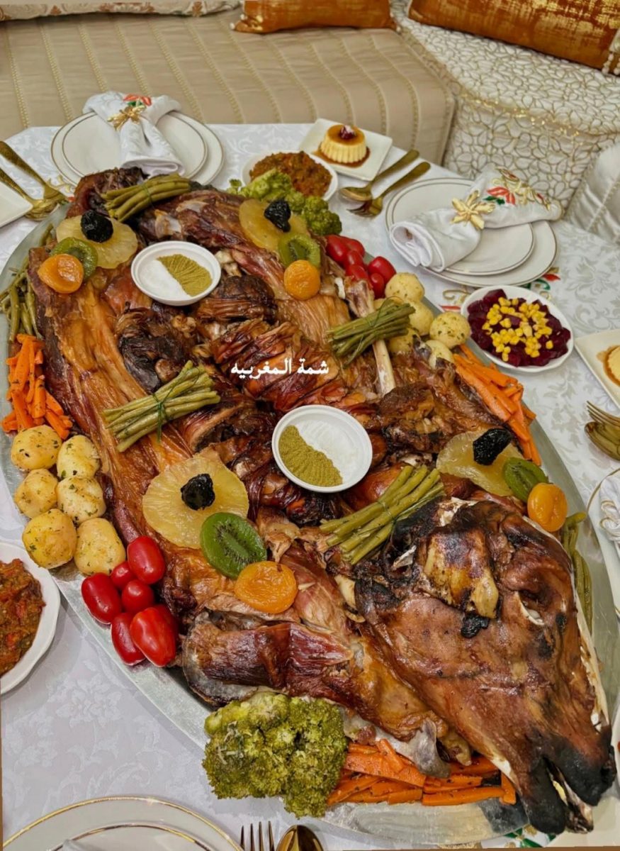 Grand plat de méchoui garni de légumes et fruits secs