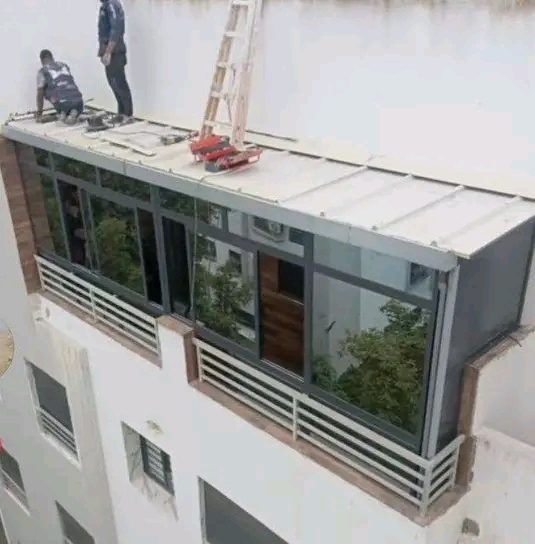 Pose d'une véranda en aluminium et verre sur un balcon en terrasse
