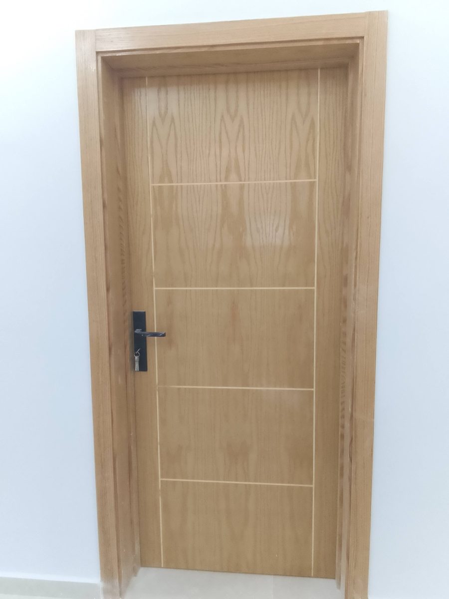 Porte intérieure en bois de chêne clair à rainures verticales