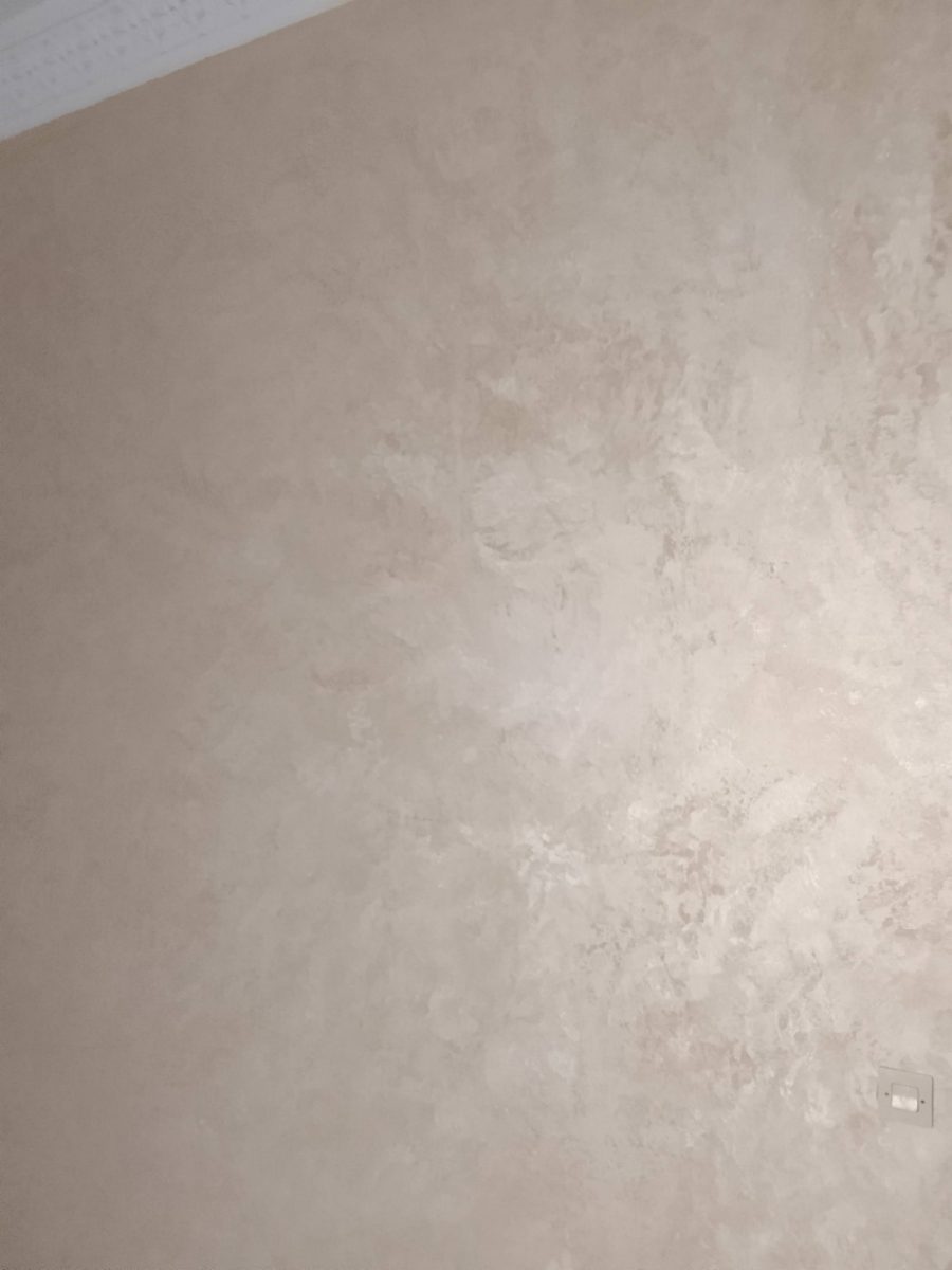 Mur en enduit décoratif nacré effet travertin beige