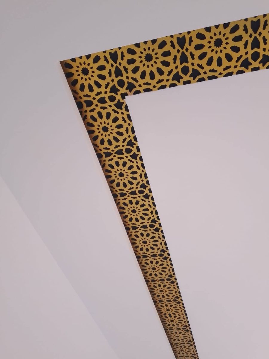 Cadre de plafond en bois découpé moucharabieh doré et noir