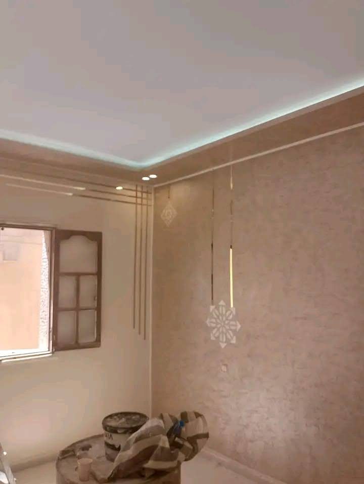 Pièce à faux plafond LED et murs en enduit nacré à pochoir floral