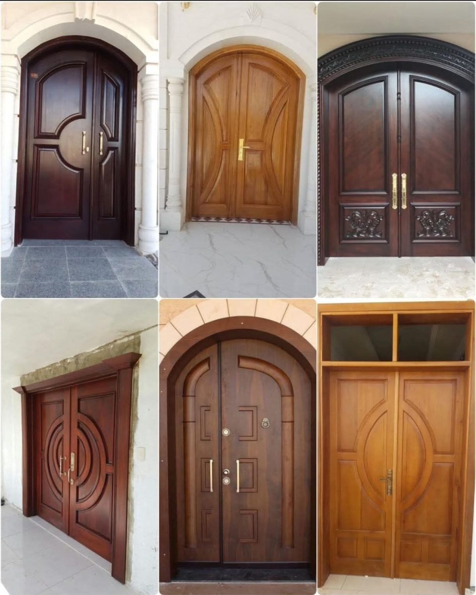 Montage de six portes d'entrée en bois massif à panneaux sculptés