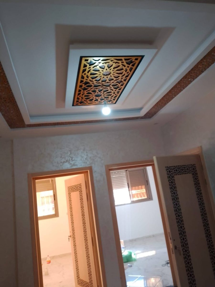 Faux plafond à panneau moucharabieh rétroéclairé et murs en enduit nacré