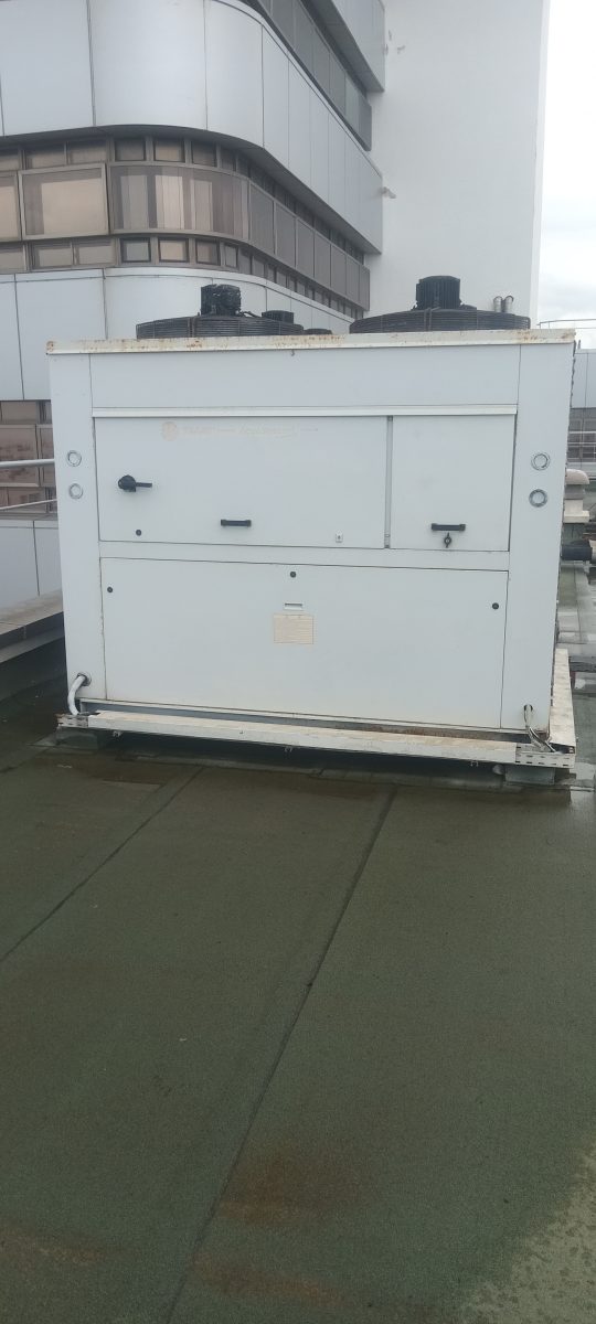 Refroidisseur de toiture (chiller) industriel sur plots