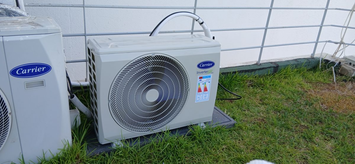 Deux groupes extérieurs de climatisation inverter au sol