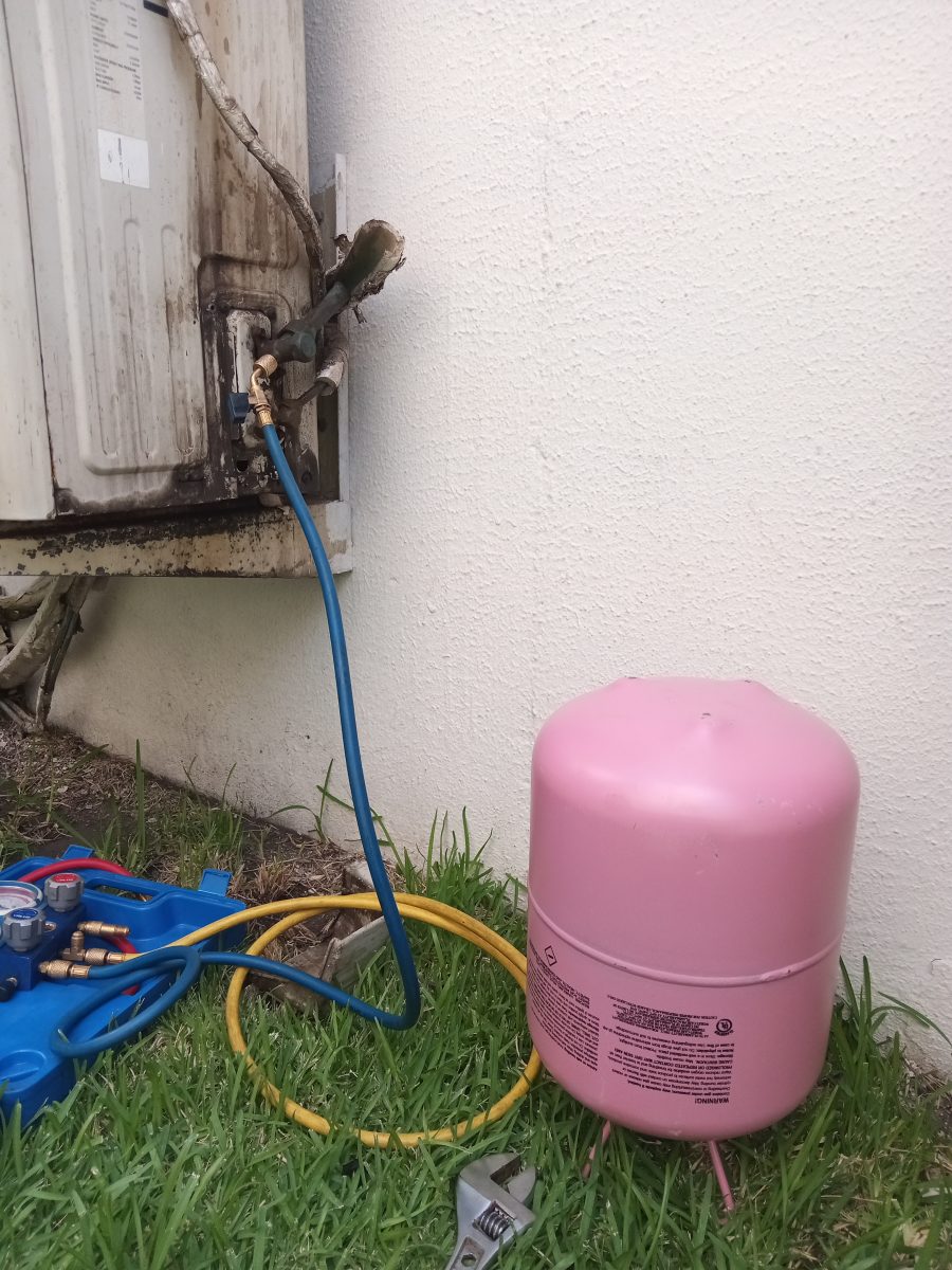 Recharge d'un climatiseur au manifold et bouteille de fluide