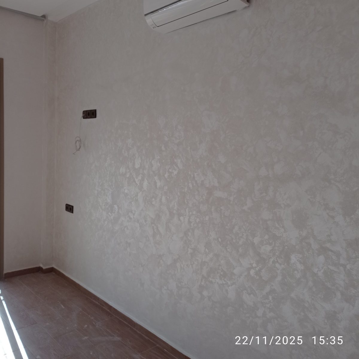 Mur en enduit décoratif nacré effet nuage beige-argenté