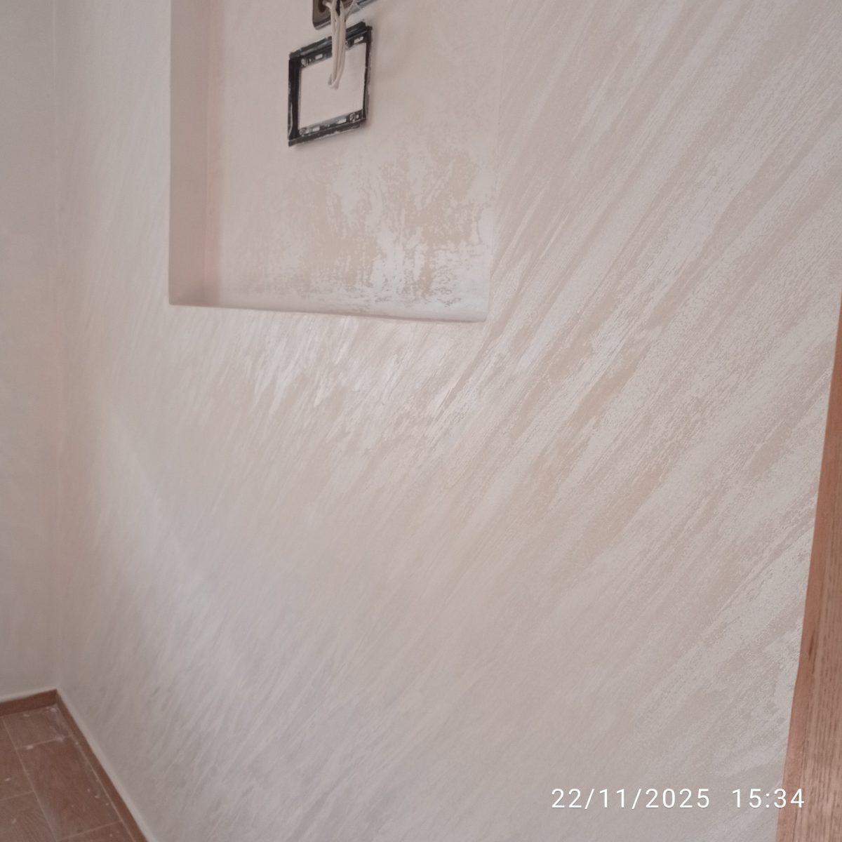Mur en enduit décoratif nacré à effet strié diagonal beige-argenté