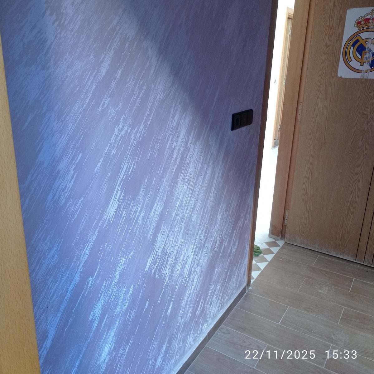 Mur en peinture décorative à effet strié bleu-argenté