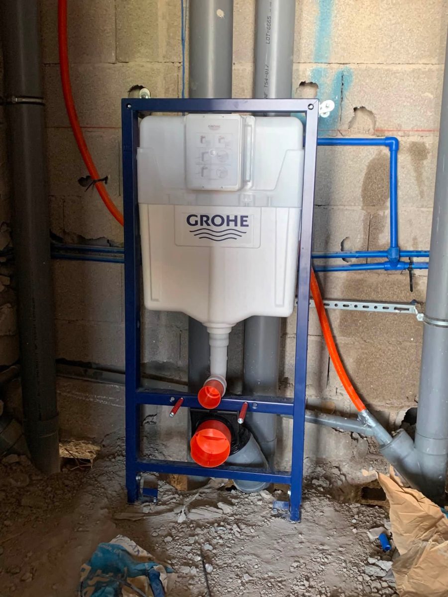 Bâti-support de WC suspendu et évacuations PVC, en chantier