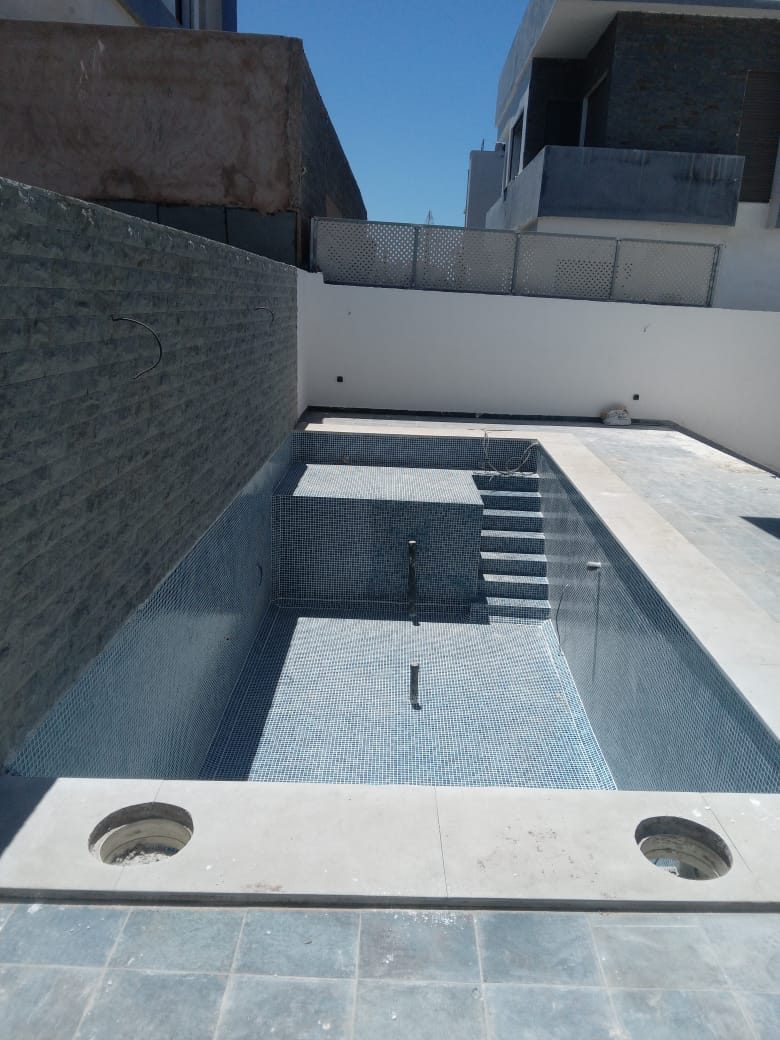 Piscine en mosaïque grise avec escalier, en cours