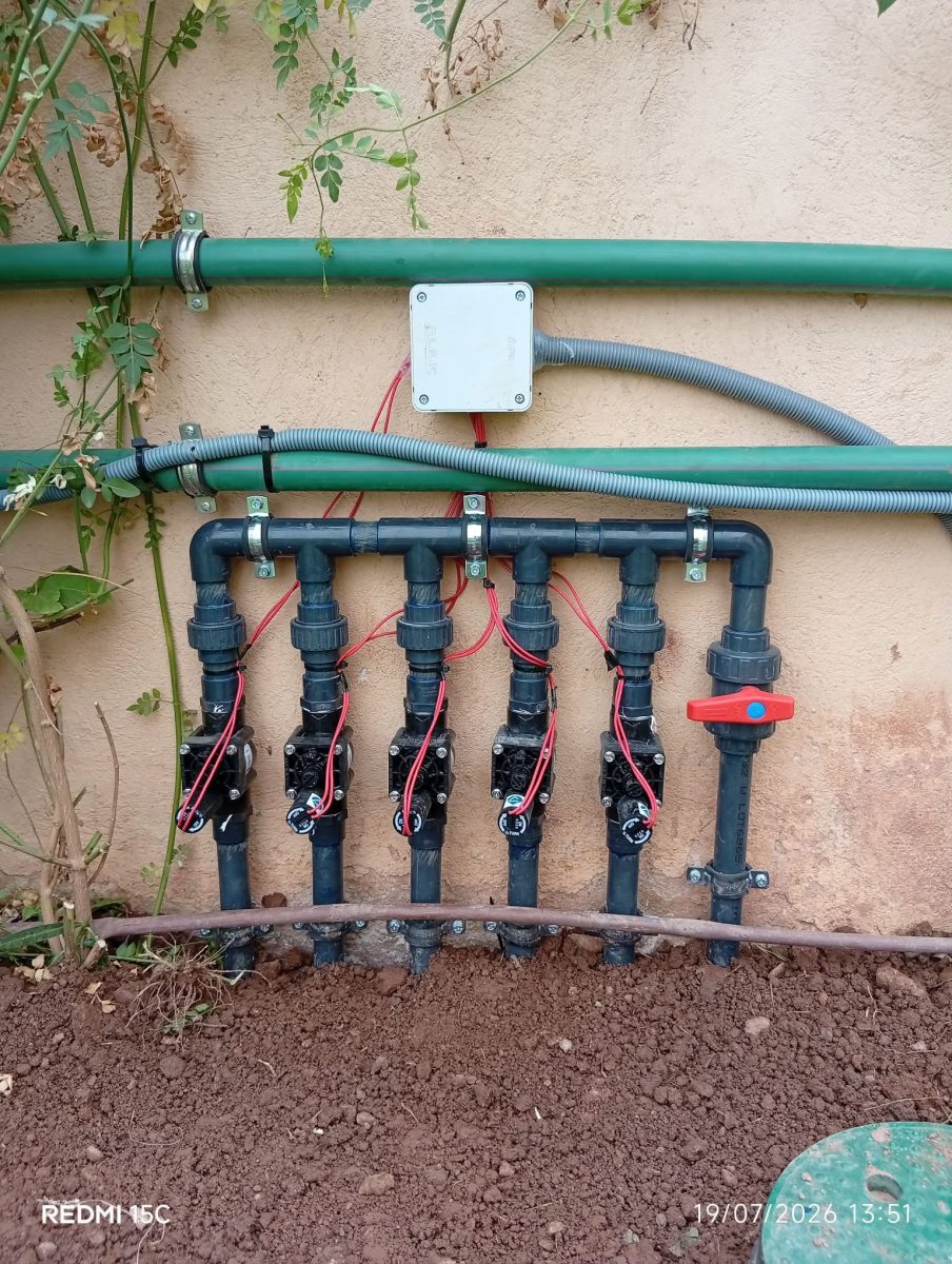 Collecteur d'arrosage automatique à électrovannes dans un jardin