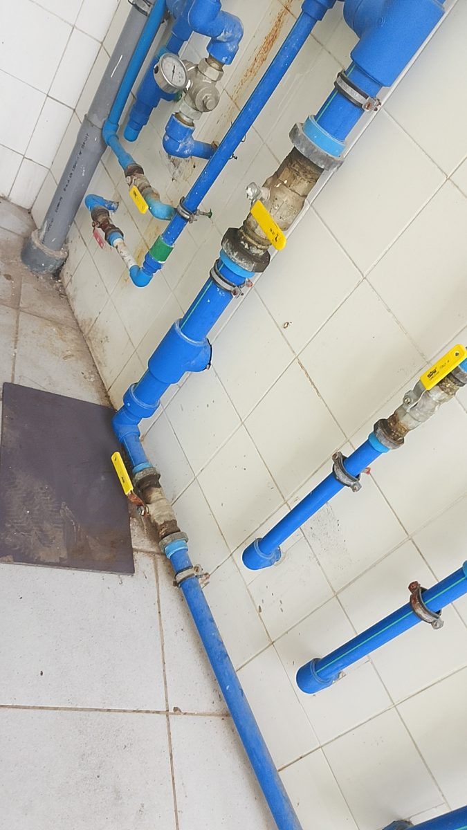 Distribution de plomberie en tubes PPR bleus avec vannes